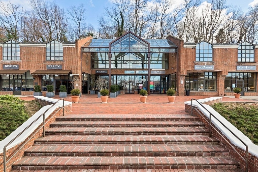 Photo of Harbourview Shoppes in Roslyn, NY